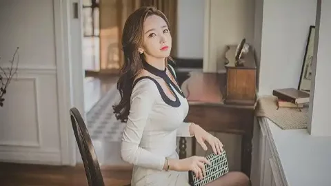 普瑞赛斯爬出屏幕